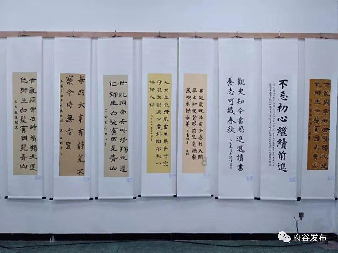 沙滩游玩的女孩们